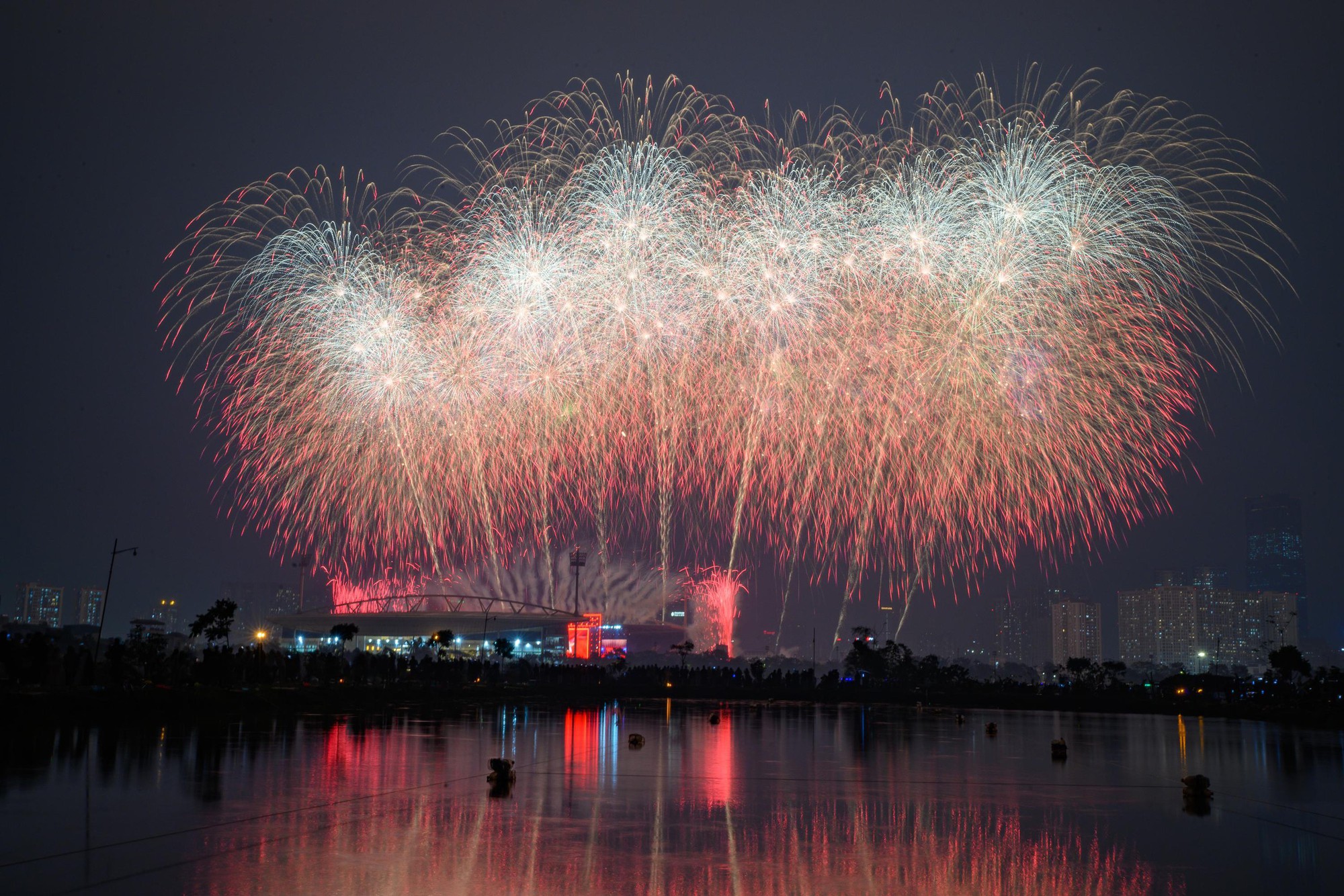 Ngắm màn pháo hoa quy mô lớn "chưa từng có" vừa xuất hiện trên bầu trời Hà Nội - Ảnh 12.