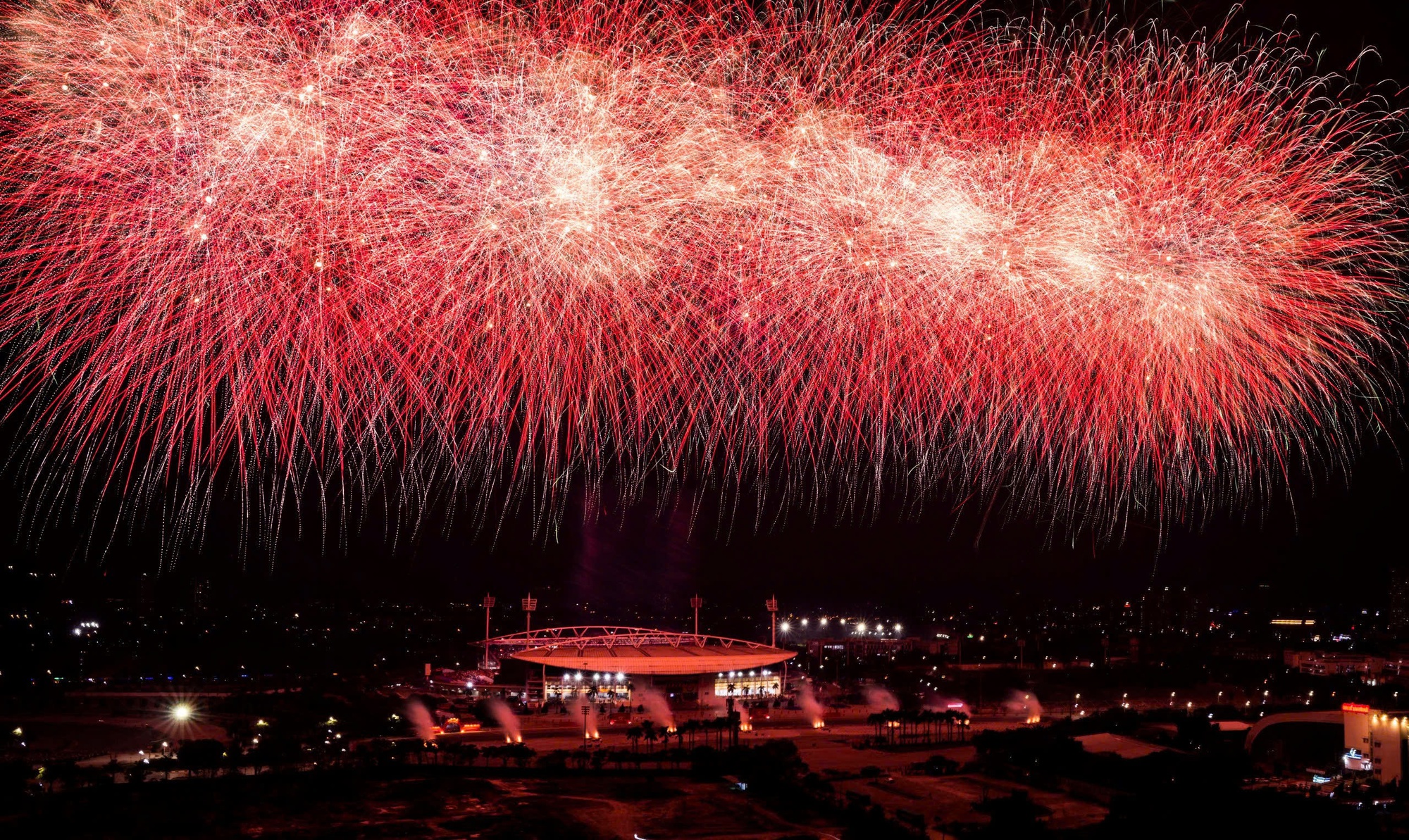 Ngắm màn pháo hoa quy mô lớn "chưa từng có" vừa xuất hiện trên bầu trời Hà Nội - Ảnh 4.