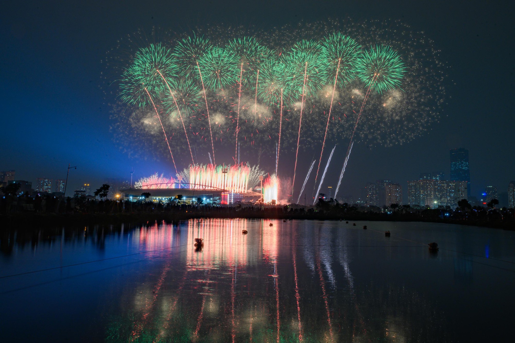 Ngắm màn pháo hoa quy mô lớn "chưa từng có" vừa xuất hiện trên bầu trời Hà Nội - Ảnh 8.