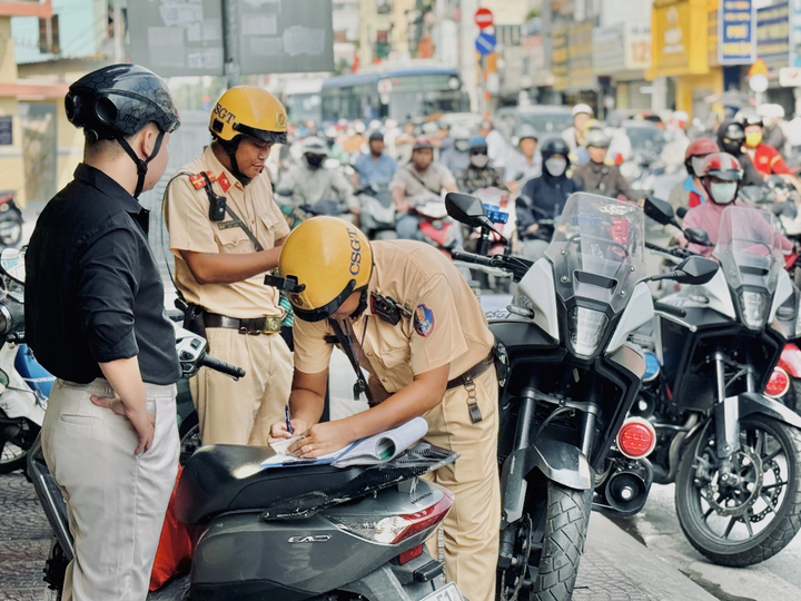 Mức phạt tiền khi dừng, đỗ xe máy trên vỉa hè trái phép năm 2026- Ảnh 1.