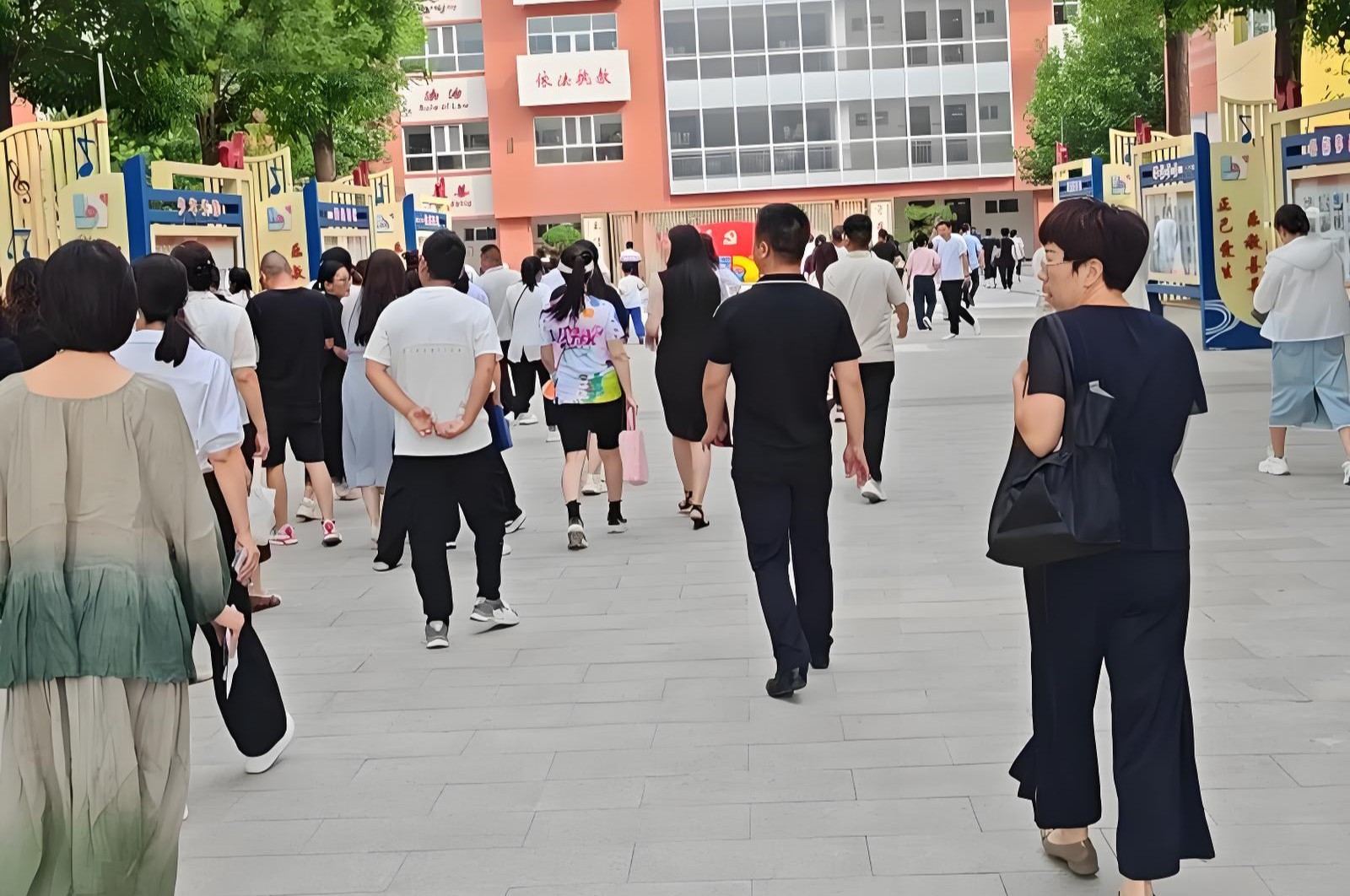 3 điều cha mẹ EQ thấp thường làm khi đi họp phụ huynh- Ảnh 2.