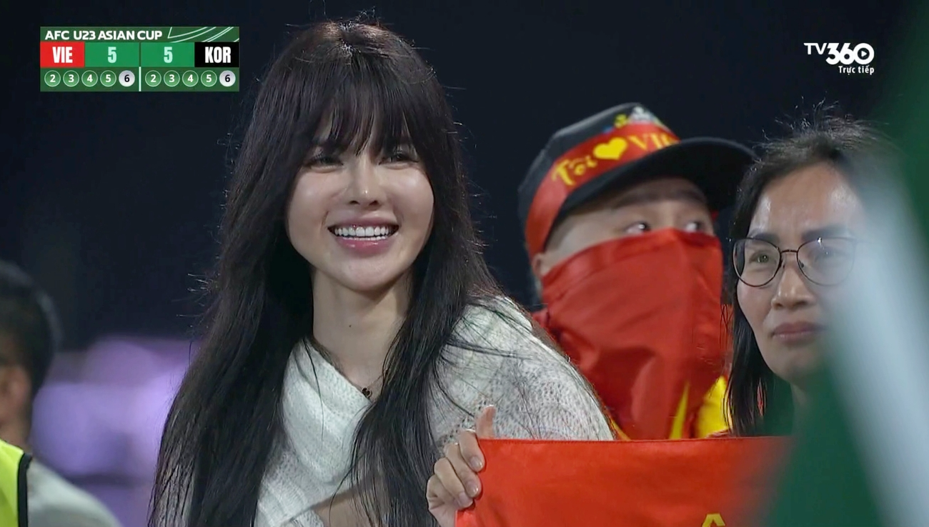 Danh tính nữ cổ động viên Việt Nam giống Thiều Bảo Trâm gây sốt- Ảnh 1.