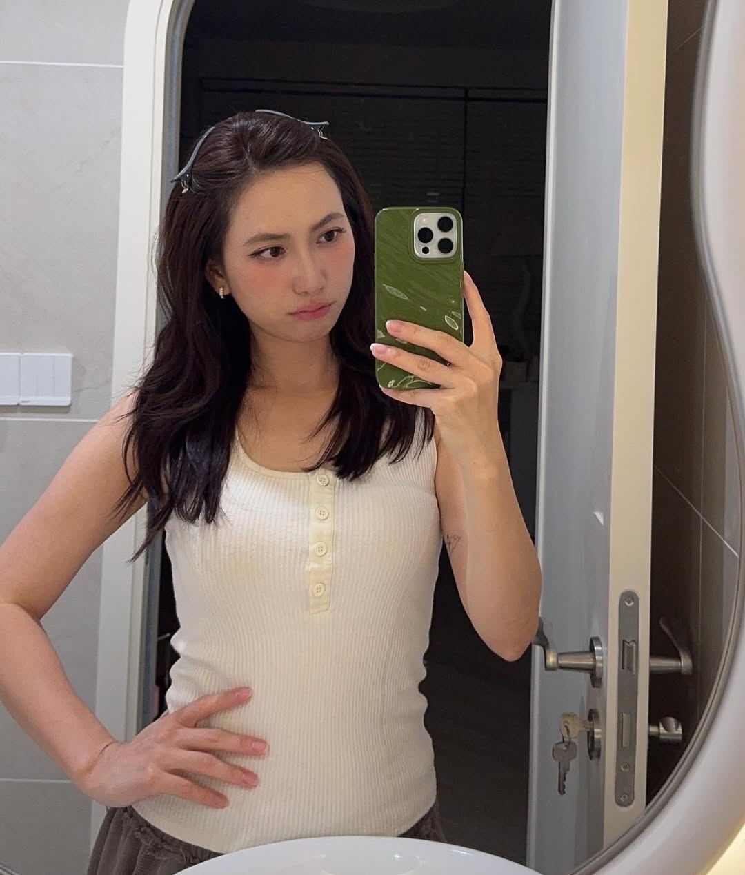 Ngoại lệ showbiz: Mỹ nhân chẳng thiết ăn diện lồng lộn, nhưng càng cố mặc đơn giản càng "phát sáng" trong đám đông - Ảnh 10.