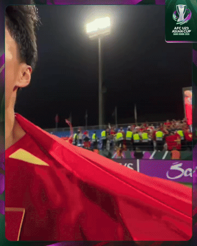 Vừa thương vừa cười khoảnh khắc Lý Đức cõng Hiểu Minh đang chấn thương lao vào sân mừng U23 Việt Nam giành HCĐ châu Á- Ảnh 1.