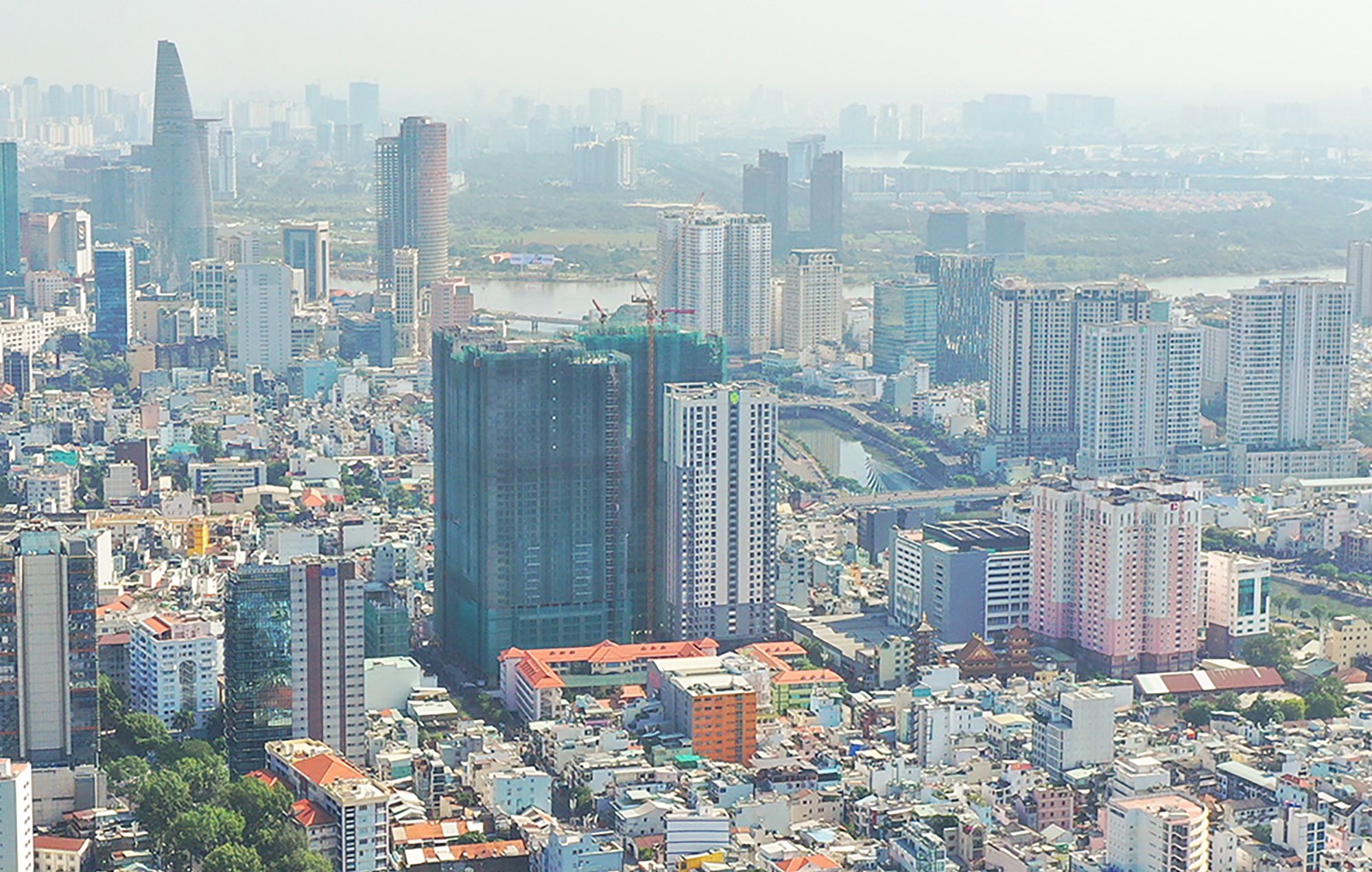 The Grand Manhattan của Novaland tăng tốc thi công, chính thức cất nóc tháp cuối cùng - Ảnh 1.