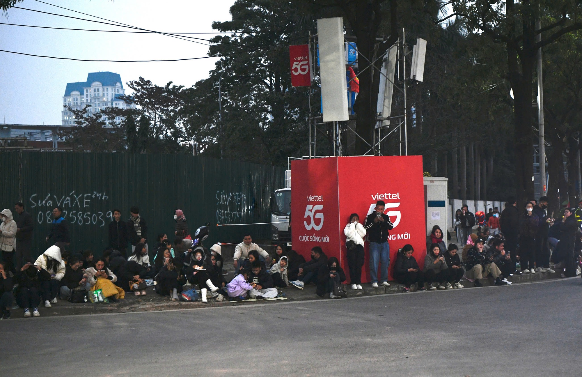 Nóng nhất Hà Nội hôm nay: Sun Group chuẩn bị 950 giàn phun, 4.400 ống pháo hỏa thuật cùng 4.600 pháo hoa nổ tầm cao, sẵn sàng cho “concert pháo hoa quốc gia”- Ảnh 5.