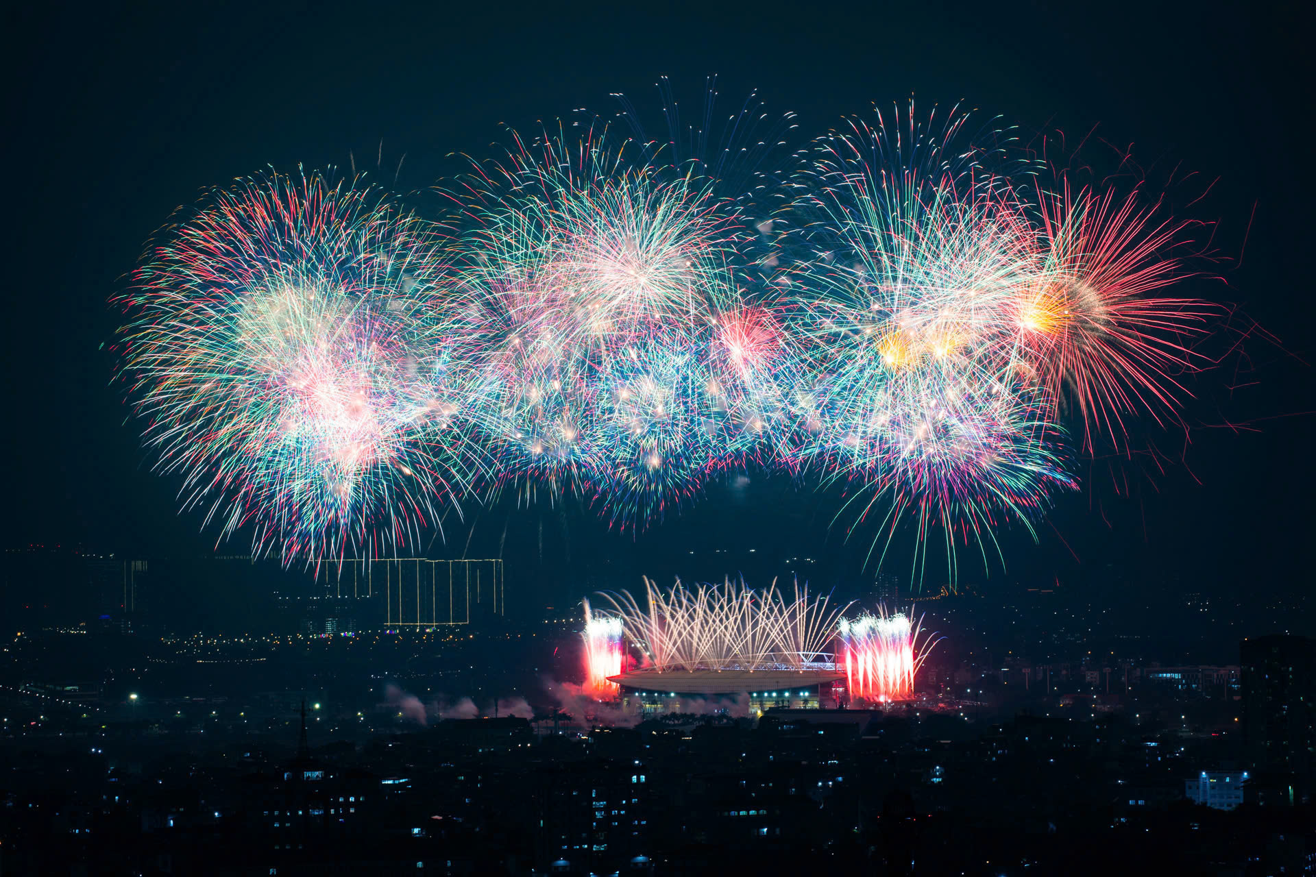 Sun Group viết nên loạt “kỷ lục” pháo hoa với Hòn đảo chưa từng tắt pháo hoa suốt 2 năm, Lễ hội pháo hoa quốc tế có quy mô đội bắn lớn nhất thế giới... - Ảnh 7.