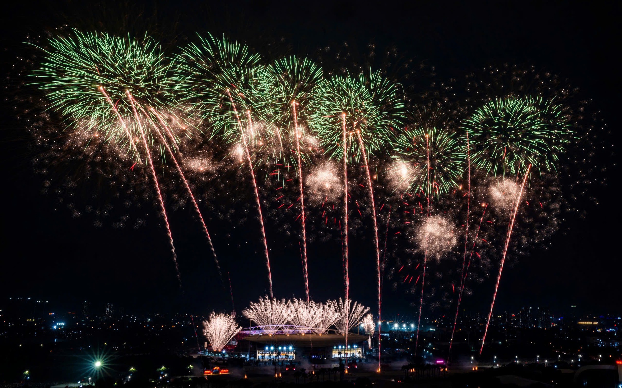 Ngắm màn pháo hoa quy mô lớn "chưa từng có" vừa xuất hiện trên bầu trời Hà Nội - Ảnh 14.