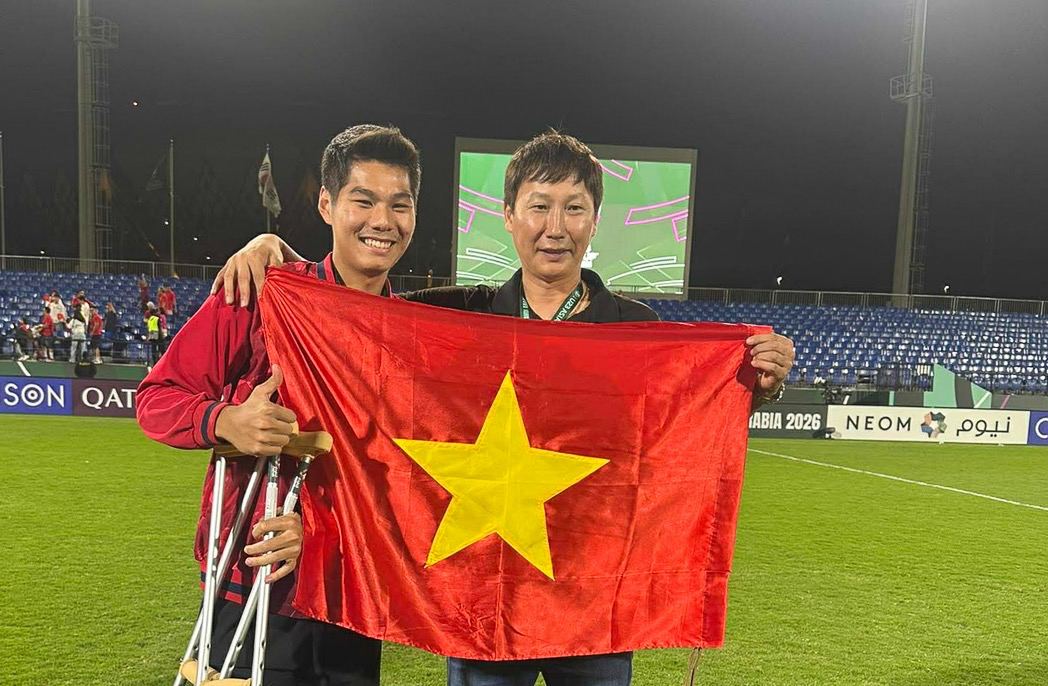 Vừa thương vừa cười khoảnh khắc Lý Đức cõng Hiểu Minh đang chấn thương lao vào sân mừng U23 Việt Nam giành HCĐ châu Á- Ảnh 2.