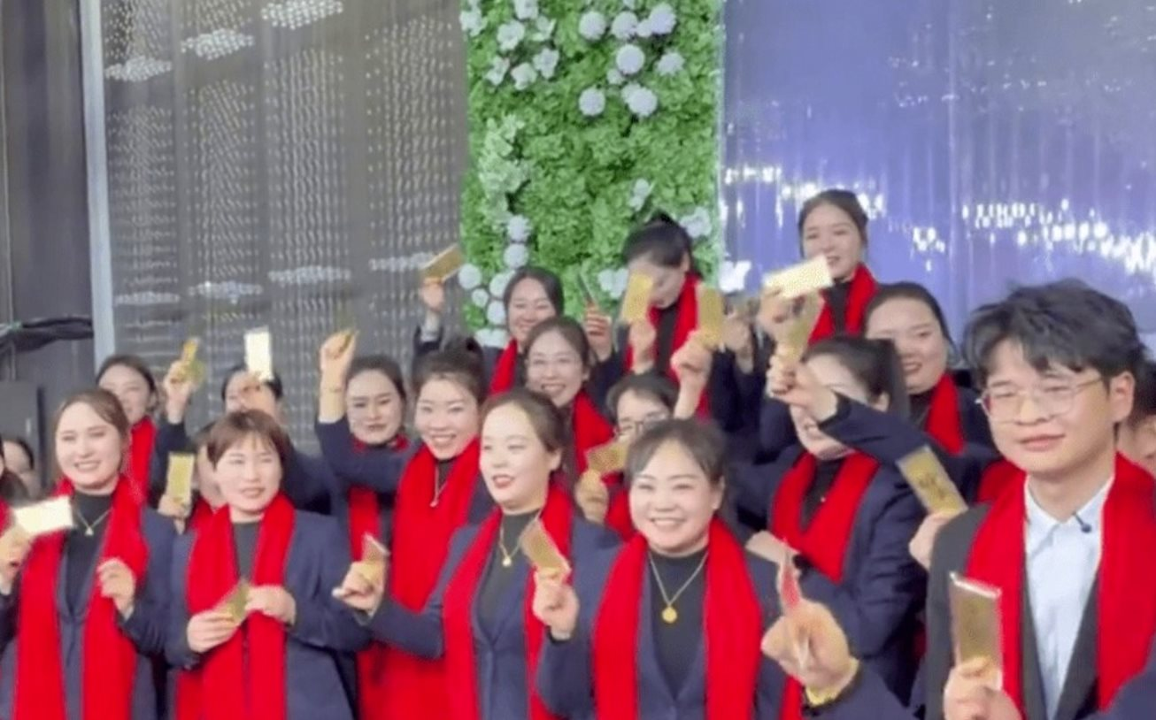 Một tiệm vàng Trung Quốc chơi lớn: Thưởng 'nóng' tiền và vàng cho nhân viên dịp tất niên- Ảnh 3.