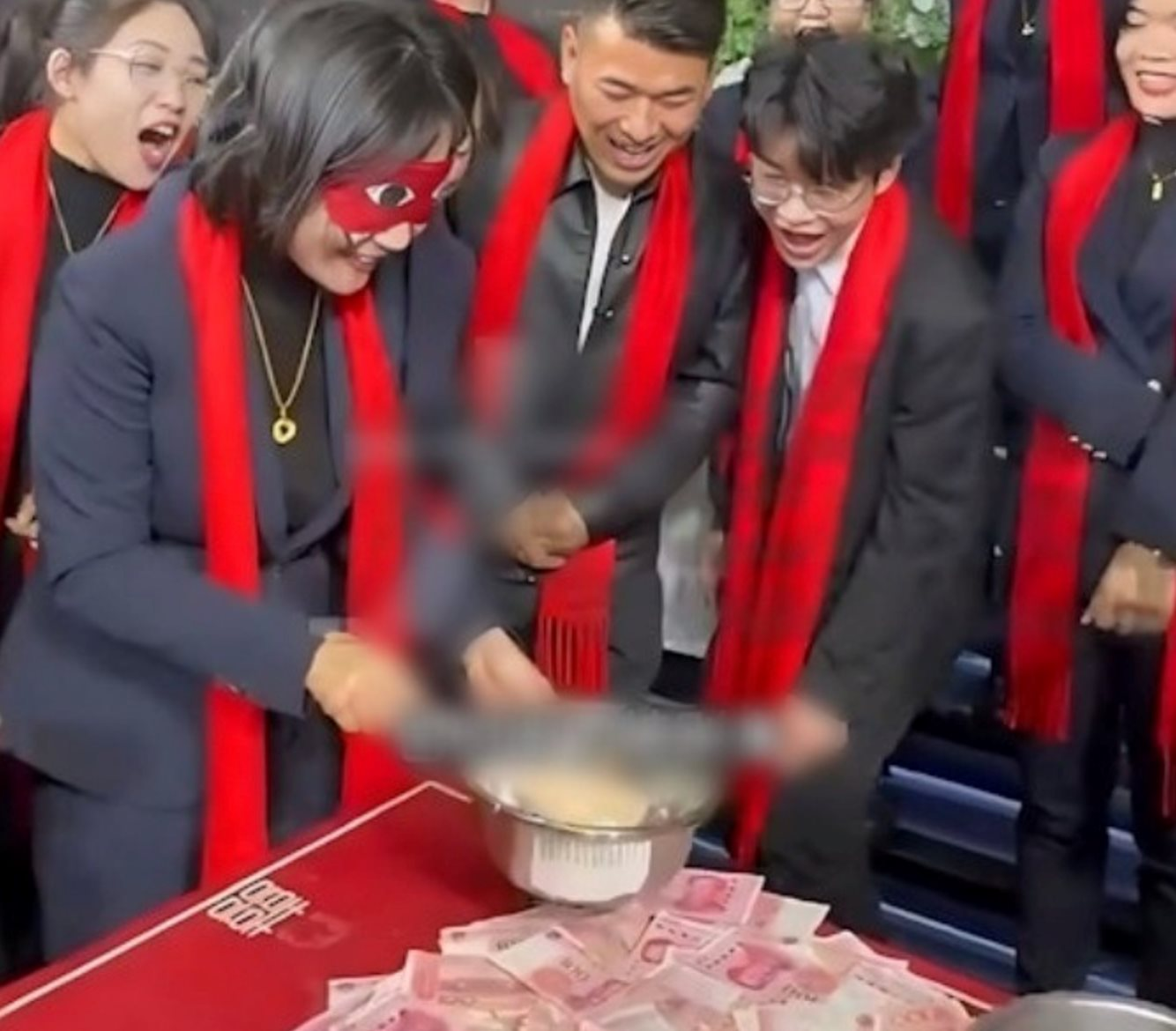 Một tiệm vàng Trung Quốc chơi lớn: Thưởng 'nóng' tiền và vàng cho nhân viên dịp tất niên- Ảnh 2.