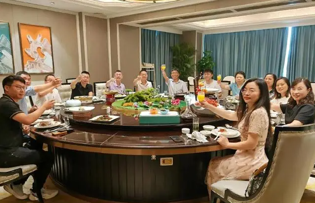 Đi họp lớp sau 10 năm, hễ định gắp đồ ăn thì bị xoay mâm: Tôi rời nhóm chat khi vô tình nhìn vào điện thoại bạn cũ- Ảnh 1.