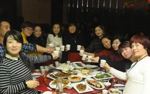 Đi họp lớp sau 10 năm, hễ định gắp đồ ăn thì bị xoay mâm: Tôi rời nhóm chat khi vô tình nhìn vào điện thoại bạn cũ- Ảnh 2.