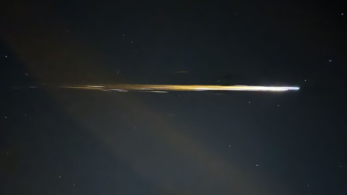 Vật thể "rơi tự do" từ vũ trụ gây tiếng nổ siêu thanh - Ảnh 1.