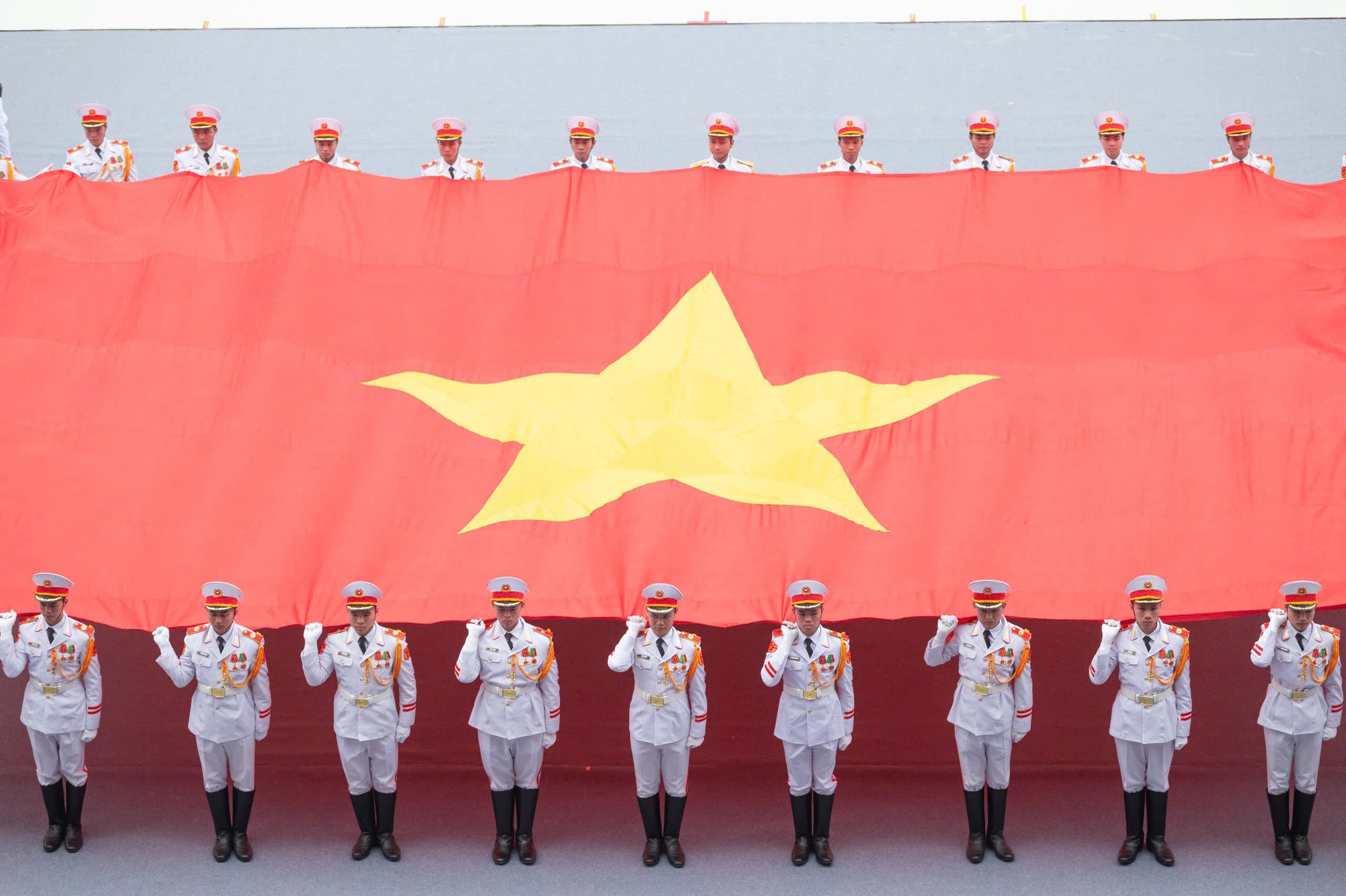 Nóng nhất Hà Nội hôm nay: Sun Group chuẩn bị 950 giàn phun, 4.400 ống pháo hỏa thuật cùng 4.600 pháo hoa nổ tầm cao, sẵn sàng cho “concert pháo hoa quốc gia”- Ảnh 6.