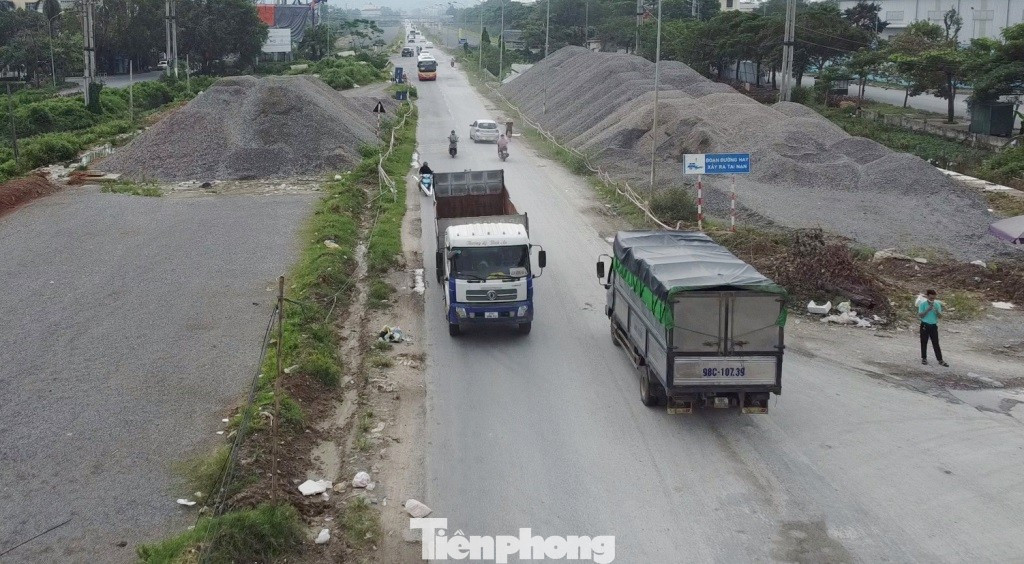 Quốc lộ 6 lại 'vỡ' tiến độ mặt bằng- Ảnh 1.