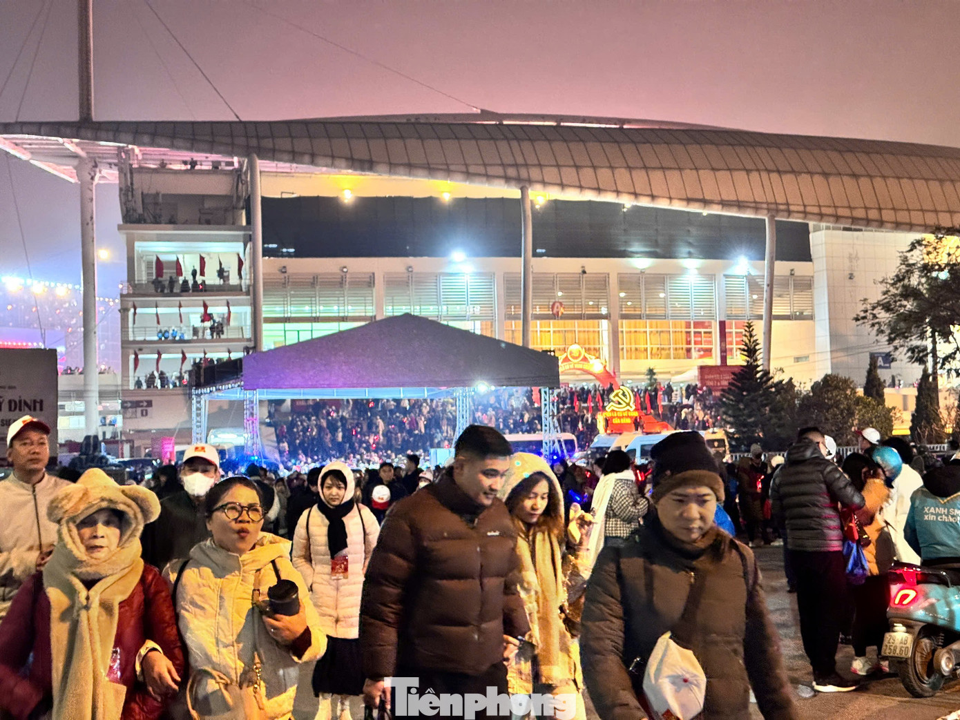 Biển người ghi lại khoảnh khắc Mỹ Đình bừng sáng trong đêm- Ảnh 23.
