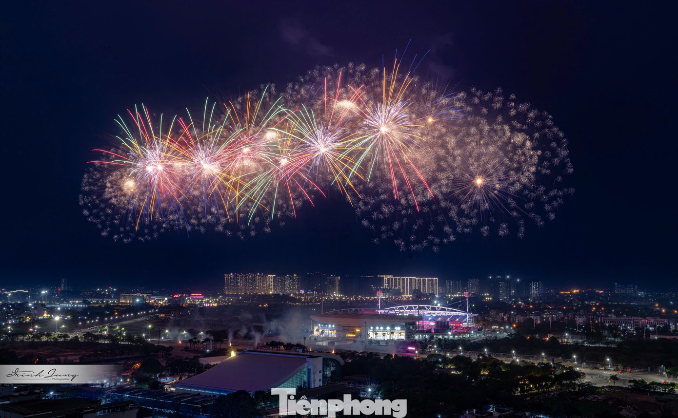 Biển người ghi lại khoảnh khắc Mỹ Đình bừng sáng trong đêm- Ảnh 12.