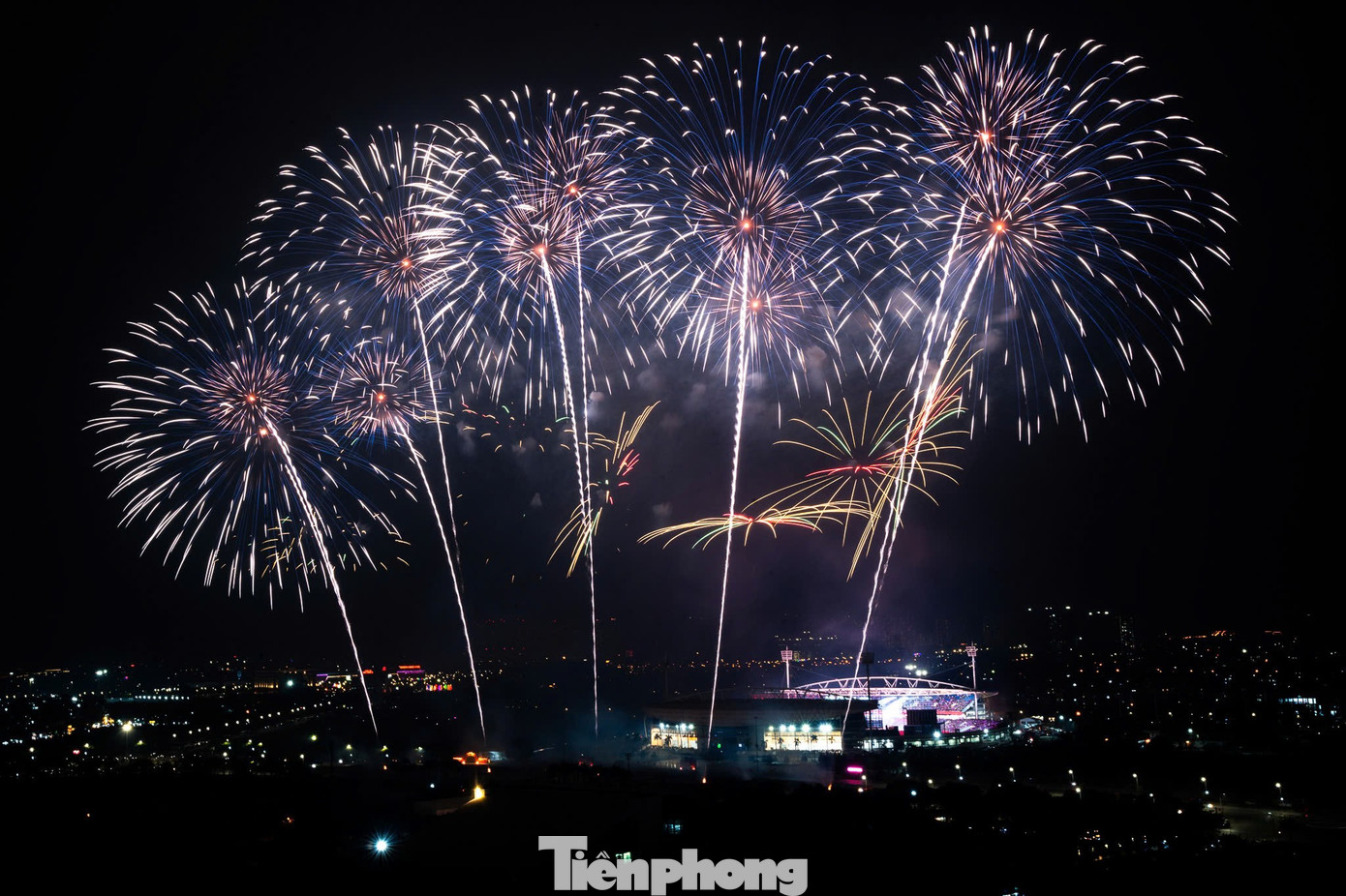 Biển người ghi lại khoảnh khắc Mỹ Đình bừng sáng trong đêm- Ảnh 6.