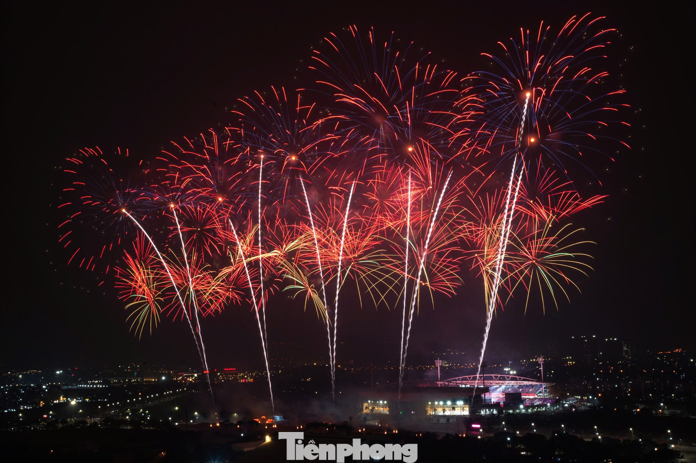 Biển người ghi lại khoảnh khắc Mỹ Đình bừng sáng trong đêm- Ảnh 8.