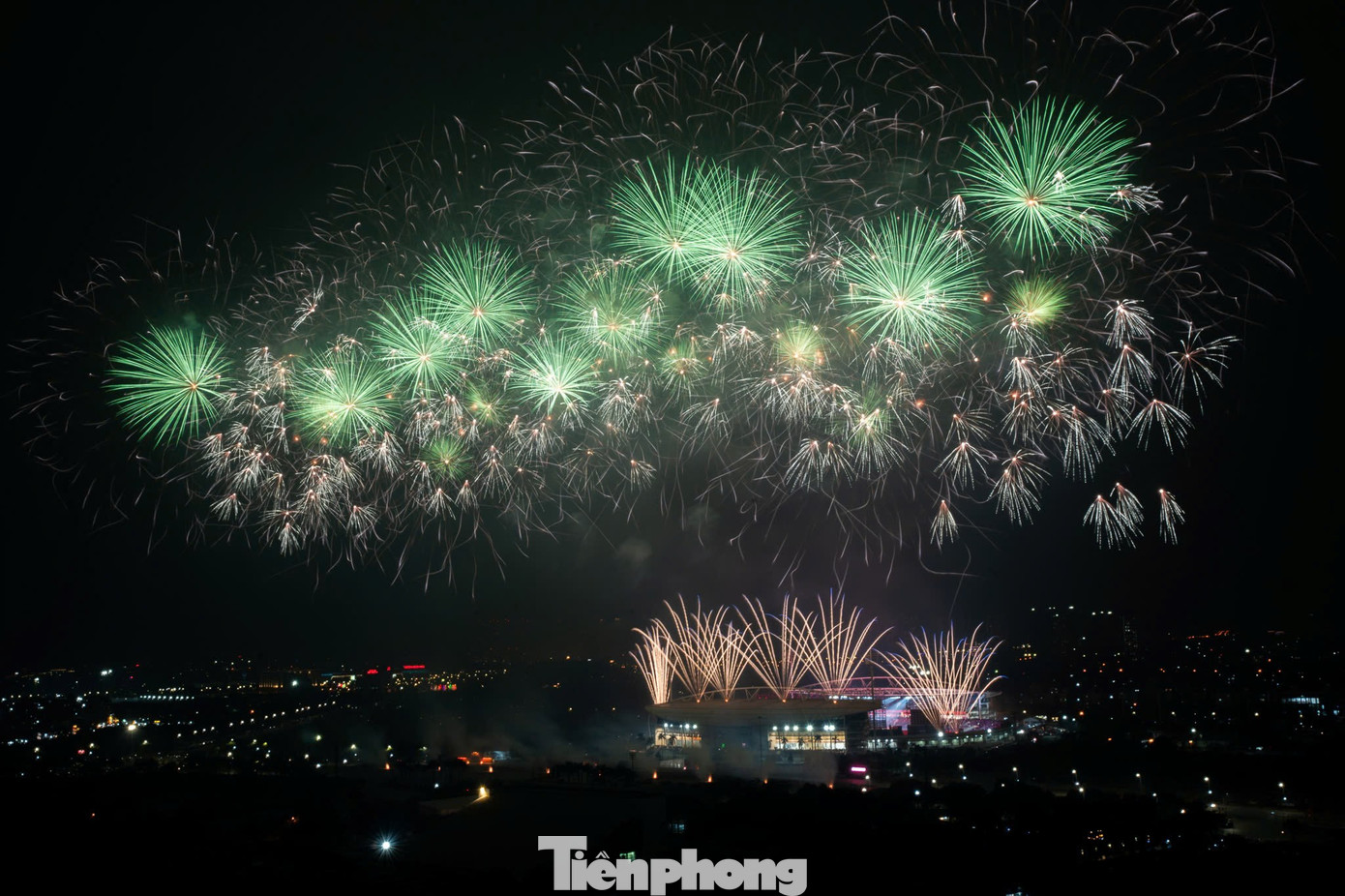 Biển người ghi lại khoảnh khắc Mỹ Đình bừng sáng trong đêm- Ảnh 10.
