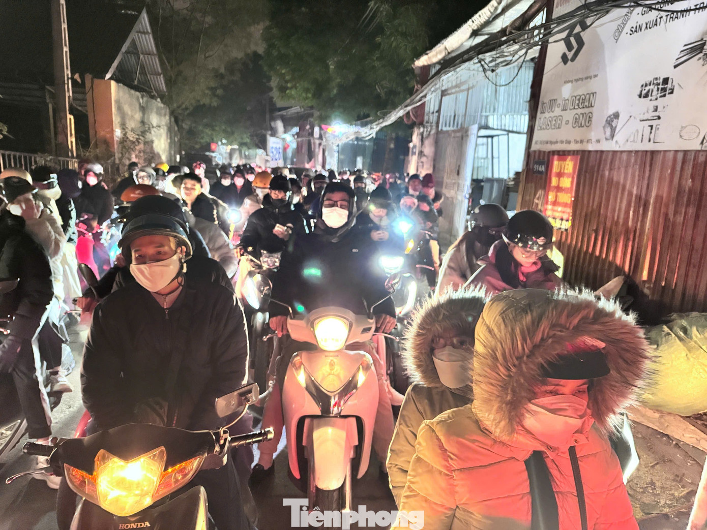 Biển người ghi lại khoảnh khắc Mỹ Đình bừng sáng trong đêm- Ảnh 28.