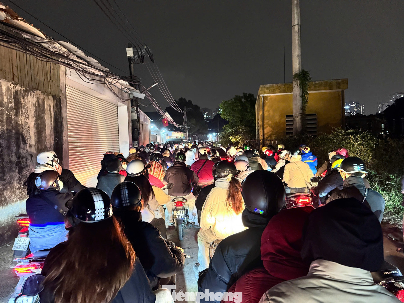 Biển người ghi lại khoảnh khắc Mỹ Đình bừng sáng trong đêm- Ảnh 26.