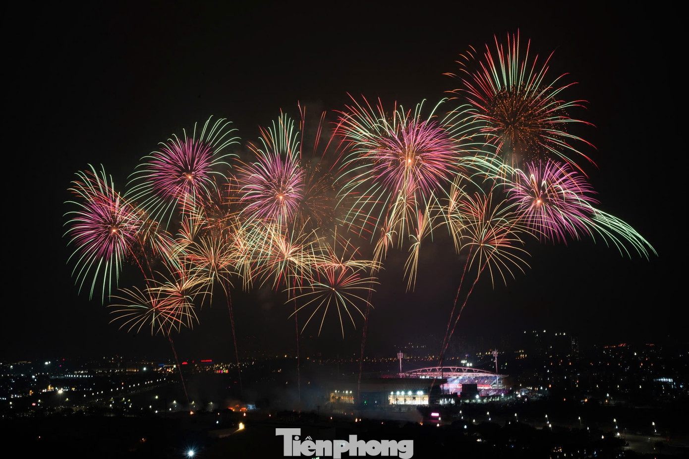 Biển người ghi lại khoảnh khắc Mỹ Đình bừng sáng trong đêm- Ảnh 4.