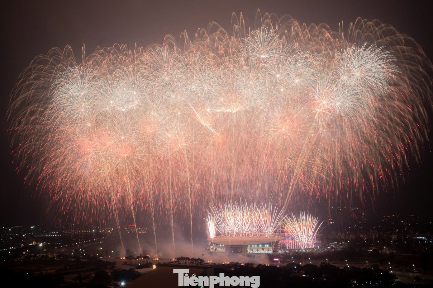 Biển người ghi lại khoảnh khắc Mỹ Đình bừng sáng trong đêm- Ảnh 5.
