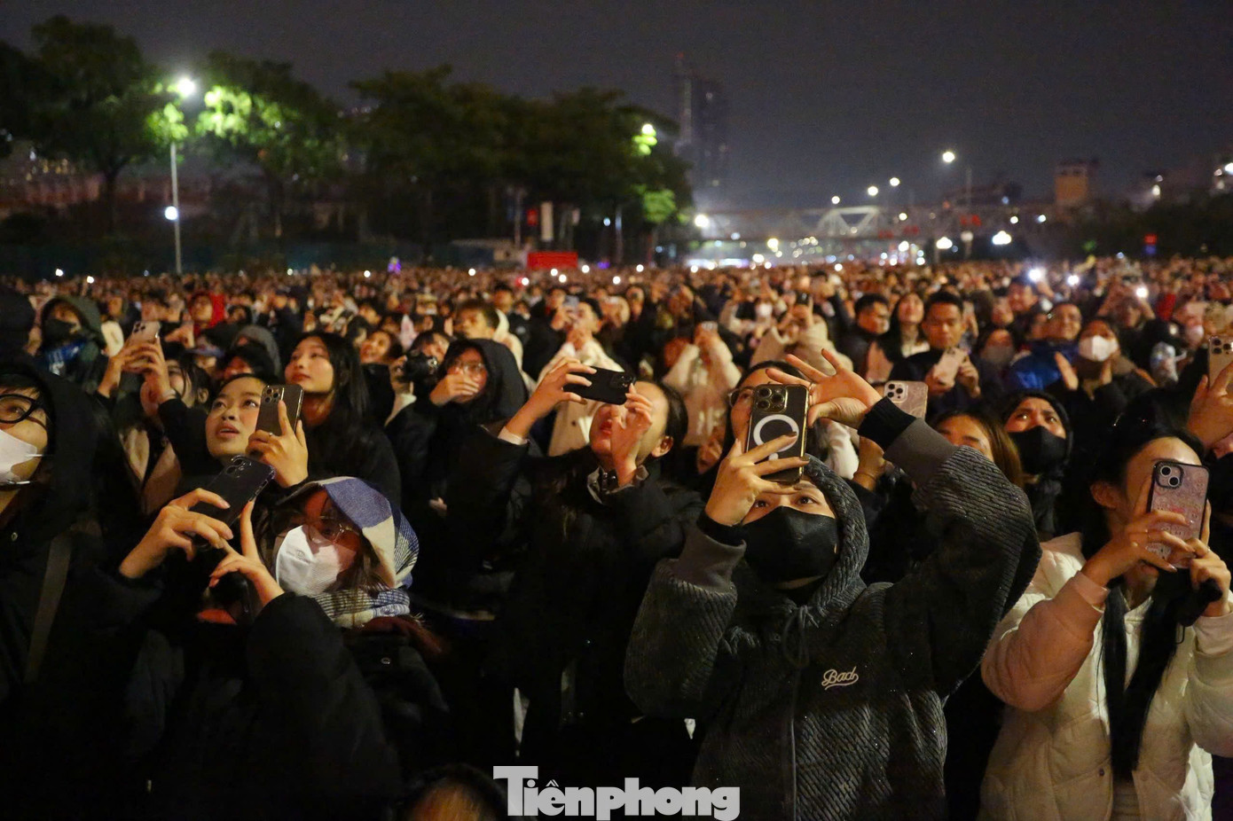 Biển người ghi lại khoảnh khắc Mỹ Đình bừng sáng trong đêm- Ảnh 15.