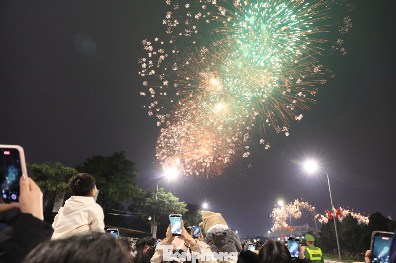 Biển người ghi lại khoảnh khắc Mỹ Đình bừng sáng trong đêm- Ảnh 18.