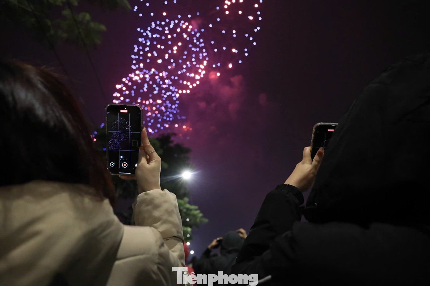 Biển người ghi lại khoảnh khắc Mỹ Đình bừng sáng trong đêm- Ảnh 17.