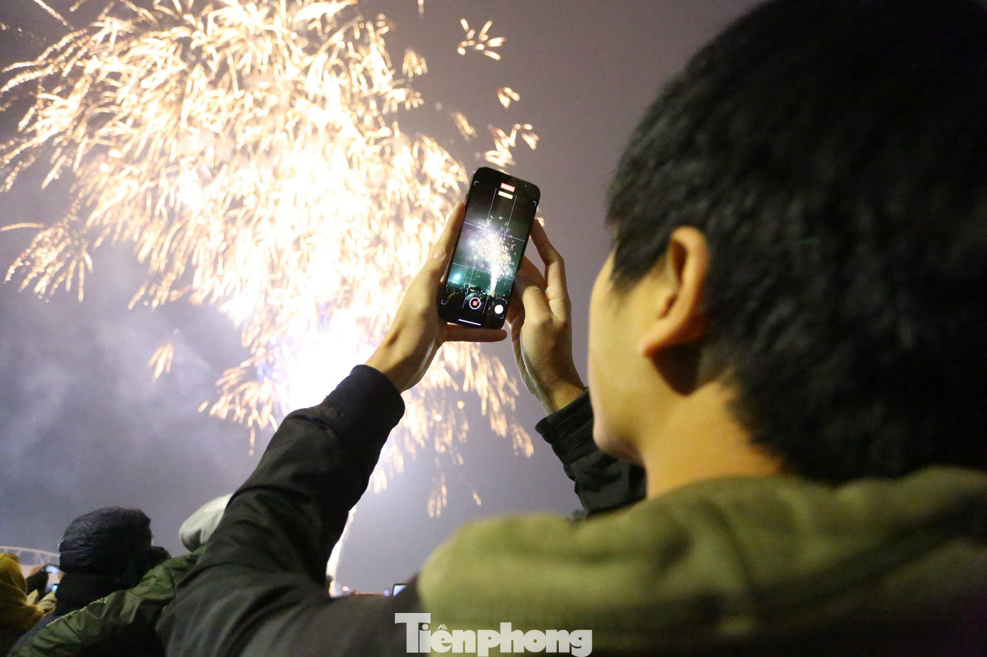 Biển người ghi lại khoảnh khắc Mỹ Đình bừng sáng trong đêm- Ảnh 21.