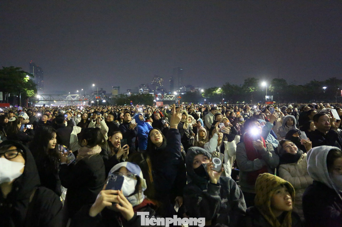 Biển người ghi lại khoảnh khắc Mỹ Đình bừng sáng trong đêm- Ảnh 20.