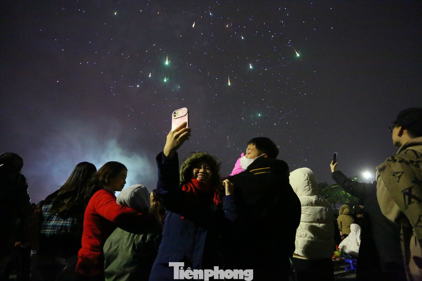Biển người ghi lại khoảnh khắc Mỹ Đình bừng sáng trong đêm- Ảnh 22.