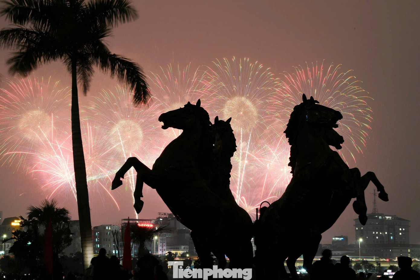 Biển người ghi lại khoảnh khắc Mỹ Đình bừng sáng trong đêm- Ảnh 14.