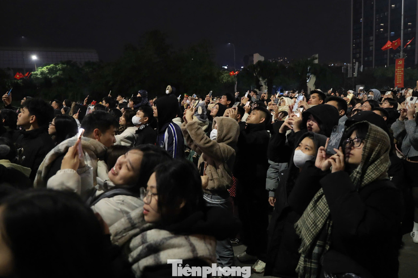 Biển người ghi lại khoảnh khắc Mỹ Đình bừng sáng trong đêm- Ảnh 19.