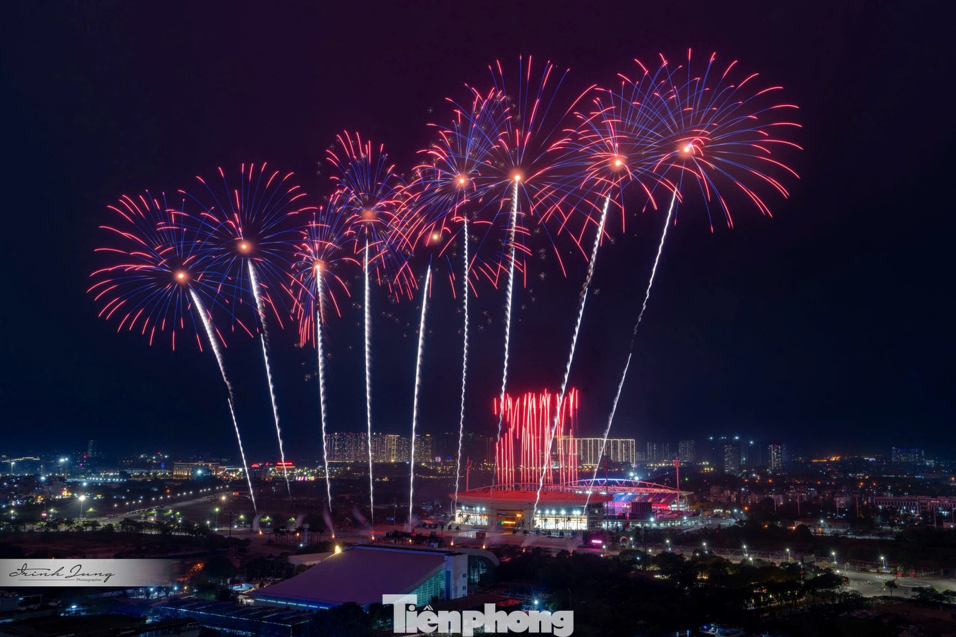 Biển người ghi lại khoảnh khắc Mỹ Đình bừng sáng trong đêm- Ảnh 13.