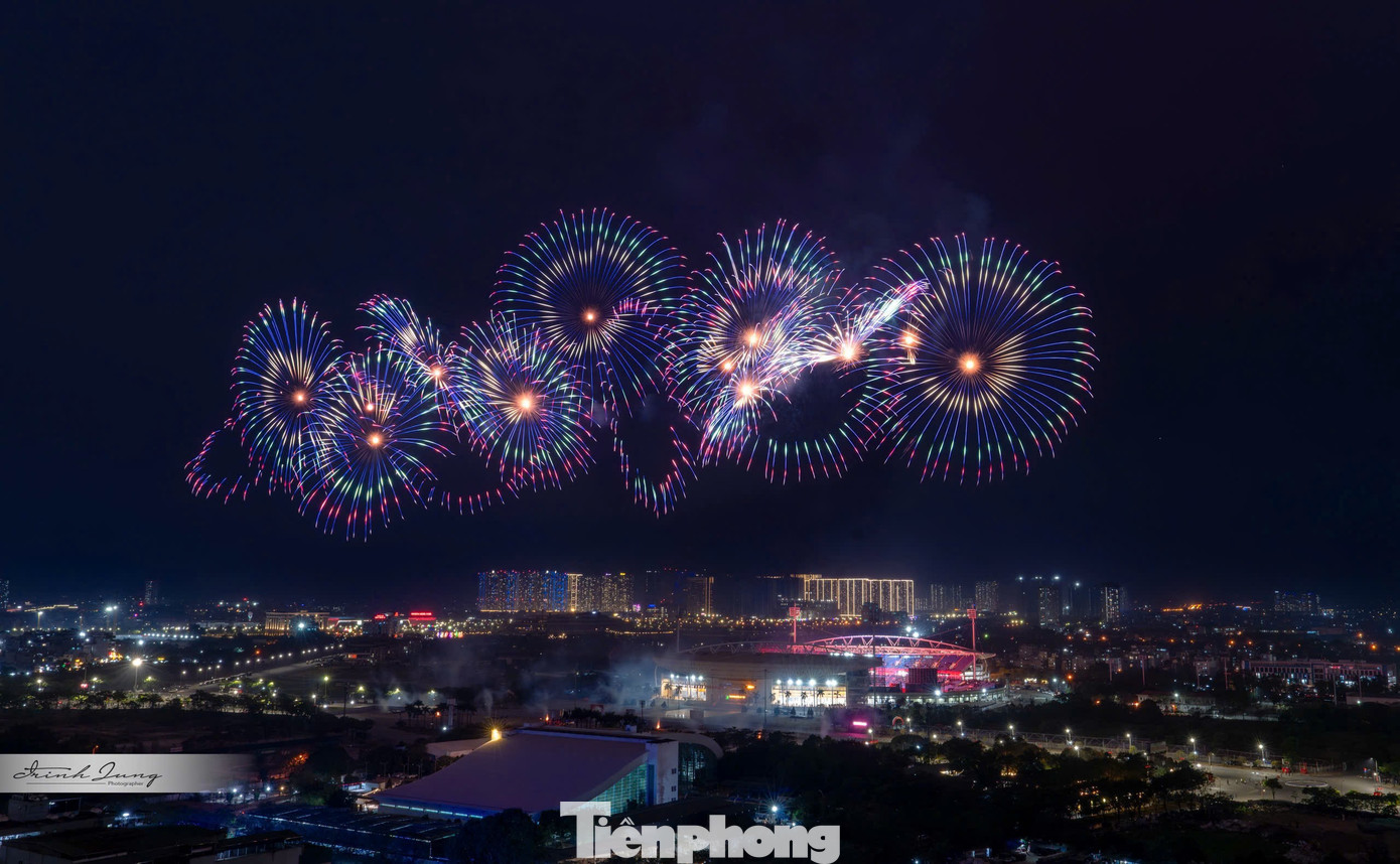 Biển người ghi lại khoảnh khắc Mỹ Đình bừng sáng trong đêm- Ảnh 1.