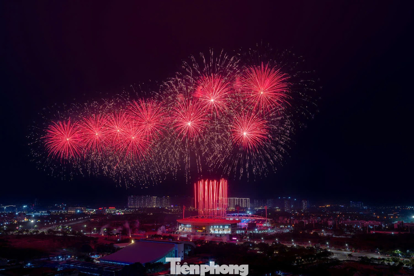 Biển người ghi lại khoảnh khắc Mỹ Đình bừng sáng trong đêm- Ảnh 11.