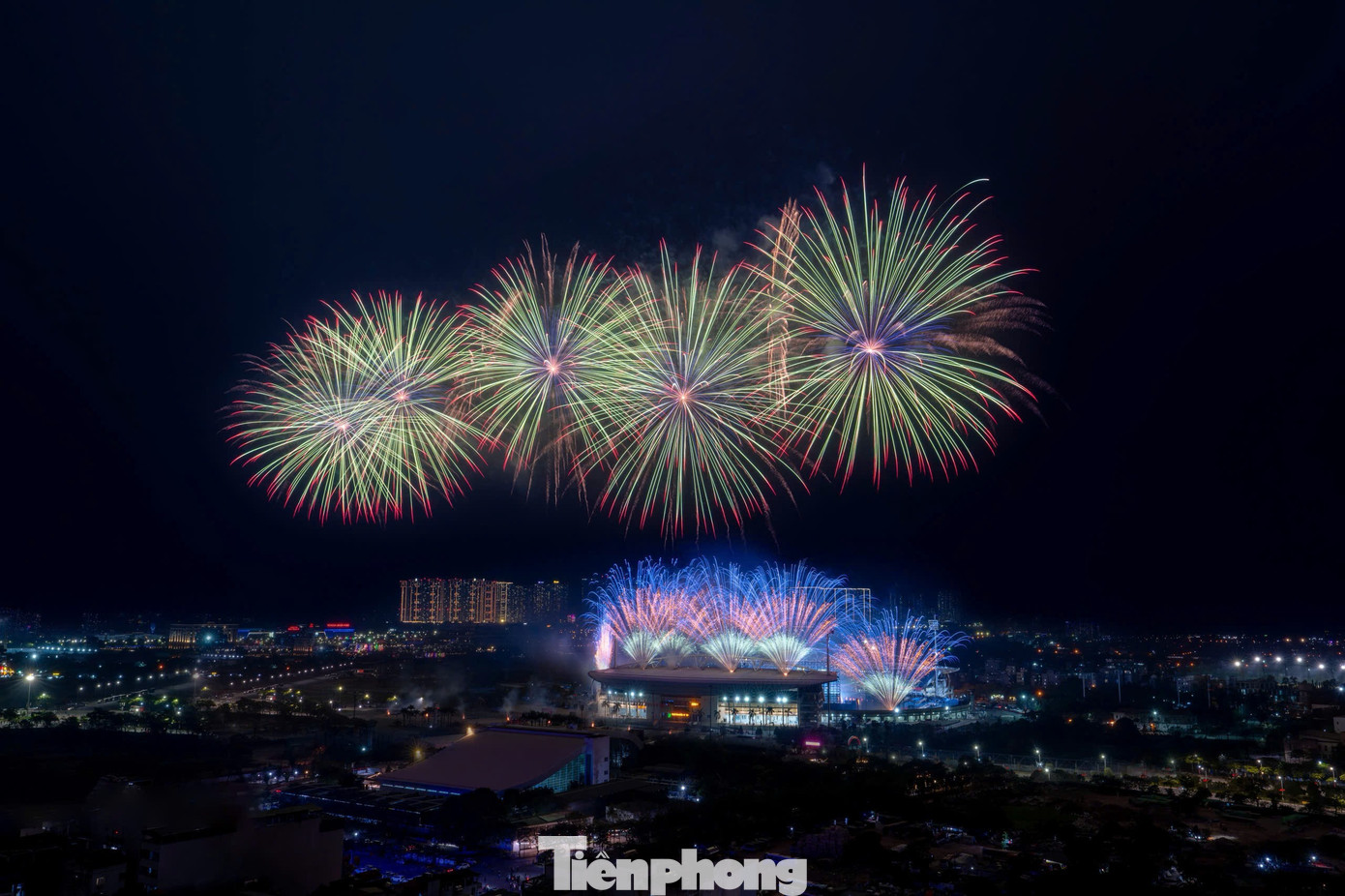 Biển người ghi lại khoảnh khắc Mỹ Đình bừng sáng trong đêm- Ảnh 7.