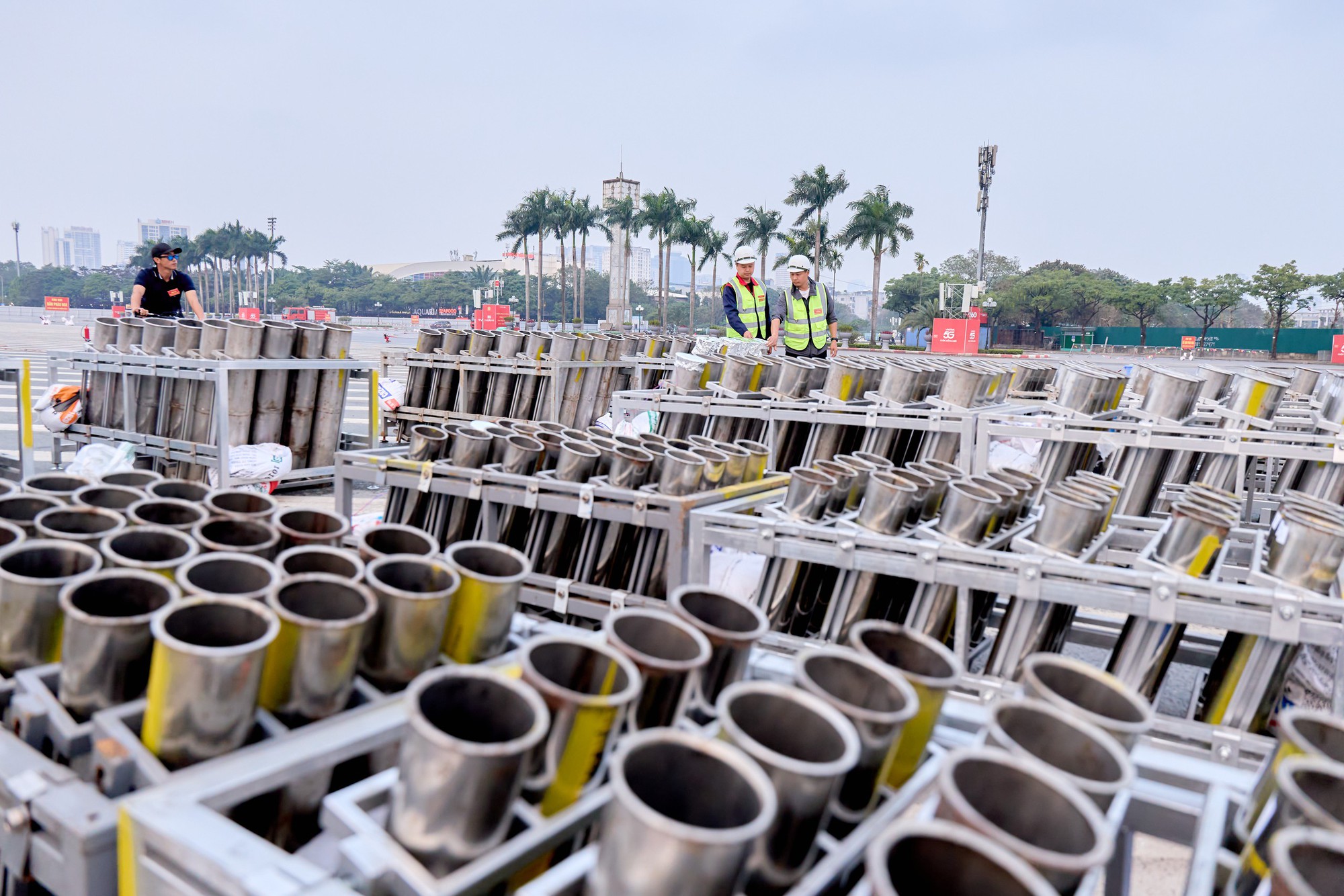 Nóng nhất Hà Nội hôm nay: Sun Group chuẩn bị 950 giàn phun, 4.400 ống pháo hỏa thuật cùng 4.600 pháo hoa nổ tầm cao, sẵn sàng cho “concert pháo hoa quốc gia”- Ảnh 4.