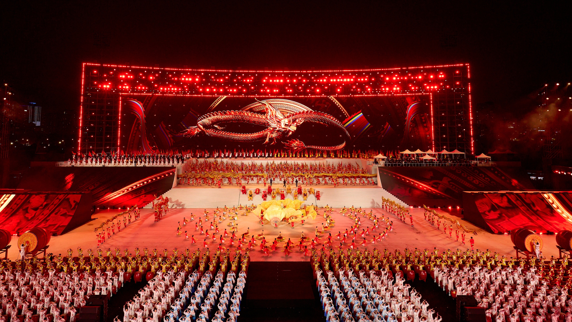 Ngắm màn pháo hoa quy mô lớn "chưa từng có" vừa xuất hiện trên bầu trời Hà Nội - Ảnh 2.