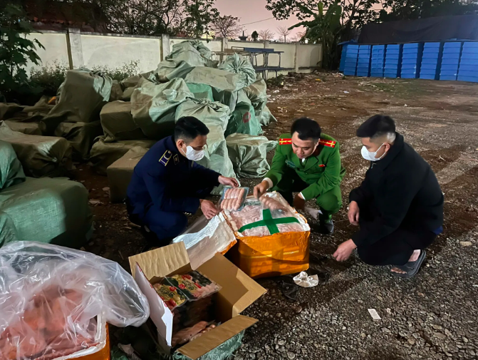 Phát hiện hơn 10 tấn thực phẩm không rõ nguồn gốc tại Hà Nội - Ảnh 1. Phát hiện hơn 10 tấn thực phẩm không rõ nguồn gốc tại Hà Nội - Ảnh 1.