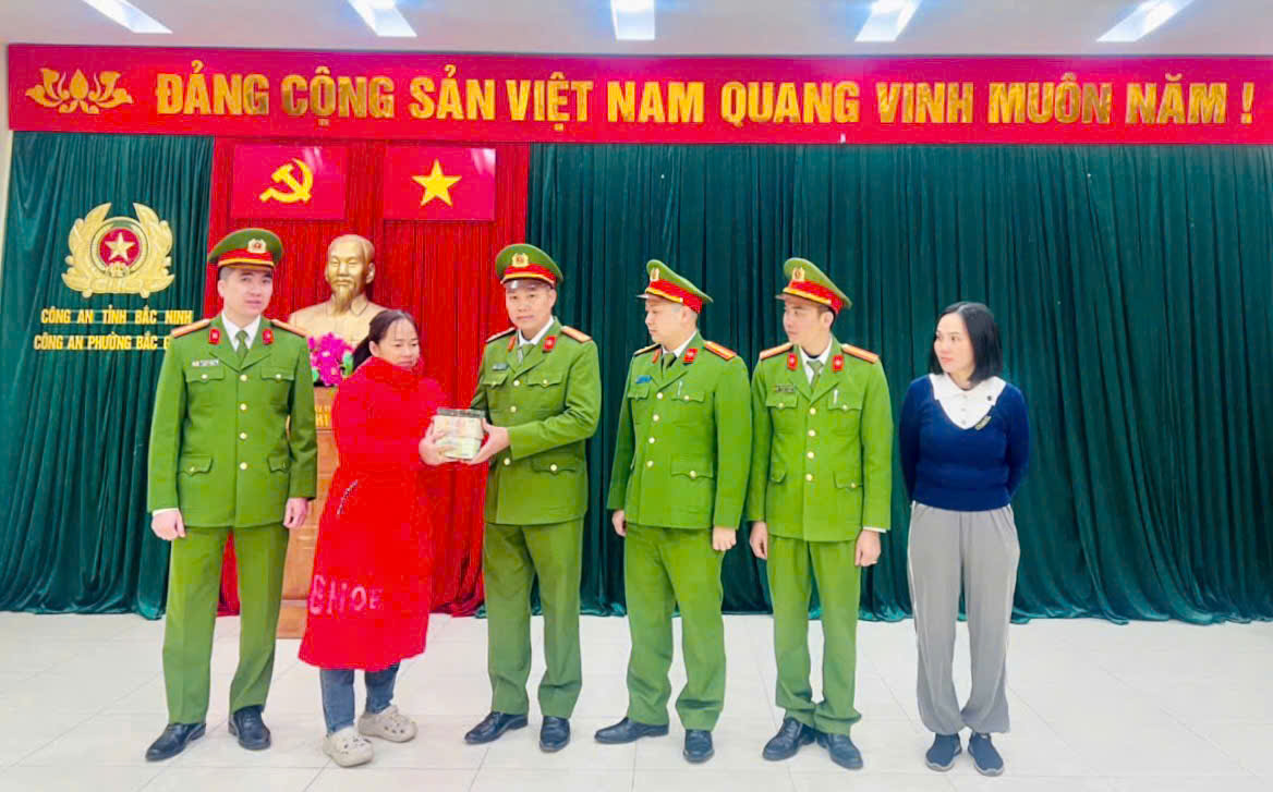 Người đàn ông Bắc Ninh phải báo công an sau khi tài khoản Techcombank nhận được hơn 365 triệu đồng kèm nội dung này - Ảnh 1.