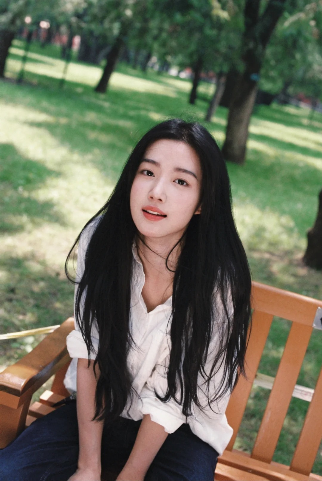 Đừng chỉ nhìn vào dáng đi "chim cánh cụt lưng gù" của Lư Dục Hiểu, hãy nhìn vào cách bố mẹ cô ấy kẹp rèm cửa: Hóa ra, "nhà" chính là nơi sinh ra một đứa trẻ hạnh phúc!- Ảnh 3.