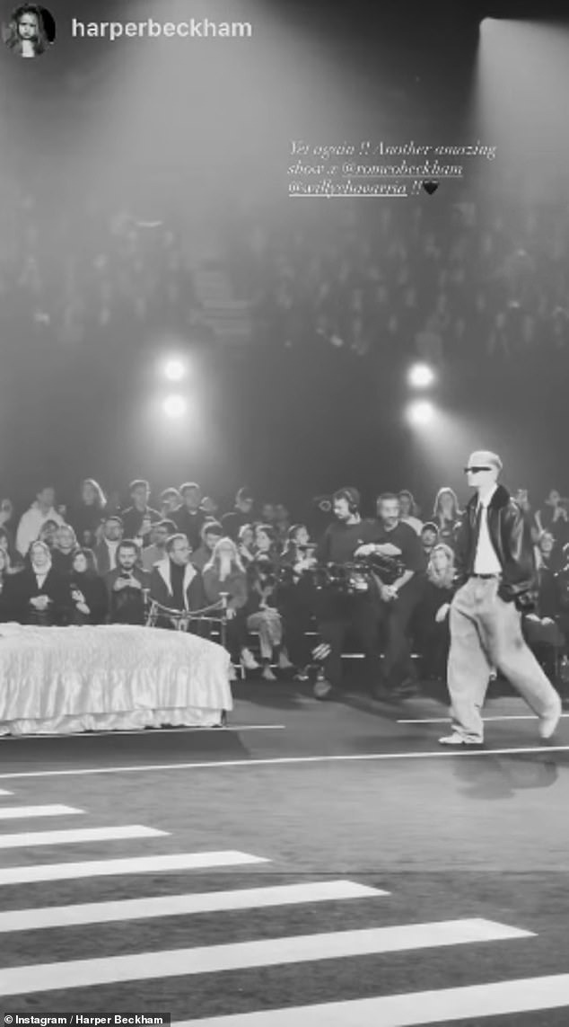 Cô út Harper Beckham lộ diện, có động thái nghi "quay lưng" với anh cả Brooklyn giữa cuộc chiến gia tộc - Ảnh 2. Cô út Harper Beckham lộ diện, có động thái nghi "quay lưng" với anh cả Brooklyn giữa cuộc chiến gia tộc - Ảnh 2.