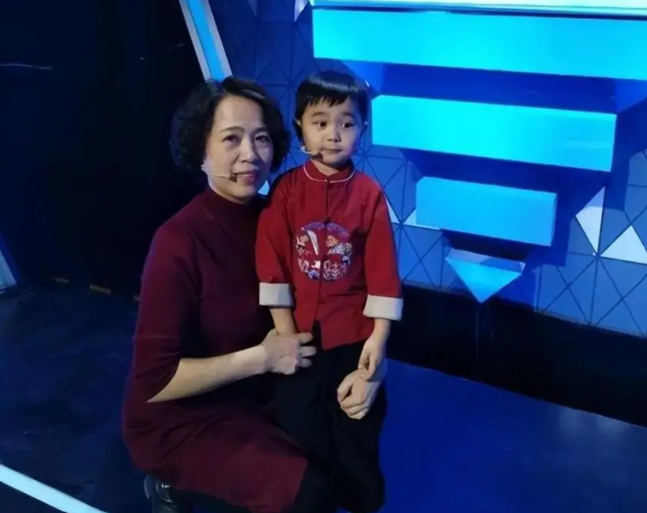 Cuộc sống hiện tại quá đỗi bất ngờ của cậu bé thần đồng 3 tuổi biết hơn 1000 chữ: Gia đình em quá nhìn xa trông rộng!- Ảnh 1. Cuộc sống hiện tại quá đỗi bất ngờ của cậu bé thần đồng 3 tuổi biết hơn 1000 chữ: Gia đình em quá nhìn xa trông rộng!- Ảnh 1.