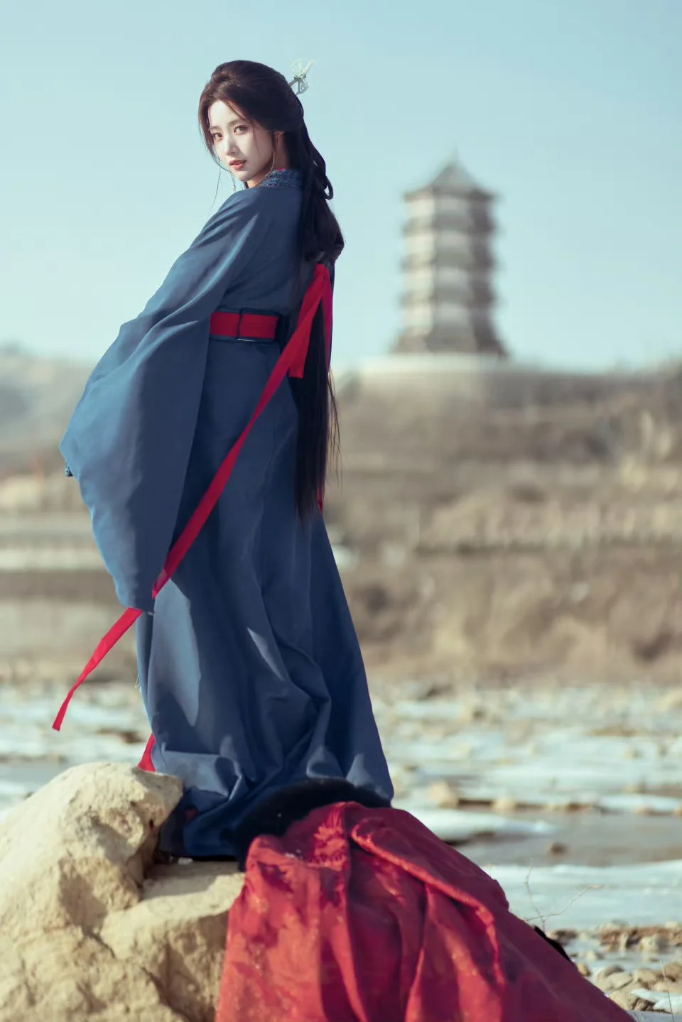 Đừng chỉ nhìn vào dáng đi "chim cánh cụt lưng gù" của Lư Dục Hiểu, hãy nhìn vào cách bố mẹ cô ấy kẹp rèm cửa: Hóa ra, "nhà" chính là nơi sinh ra một đứa trẻ hạnh phúc!- Ảnh 1.