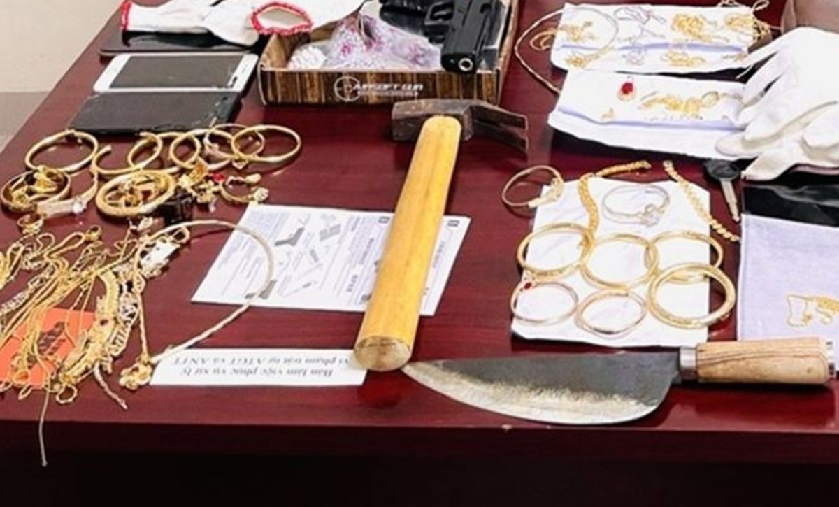 NÓNG: 2 kẻ táo tợn cướp tiệm vàng đã bị bắt - Ảnh 2.